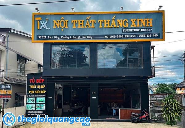 Mẫu bảng hiệu nội thất nền t&ocirc;n s&oacute;ng chữ nổi mica