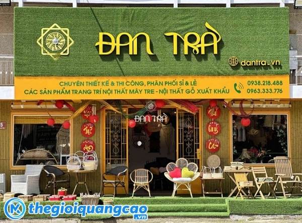 Mẫu bảng hiệu nội thất Đan Tr&agrave; nền cỏ nh&acirc;n tạo