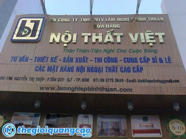 Bảng hiệu cửa h&agrave;ng nội thất chữ nổi Inox v&agrave;ng gương