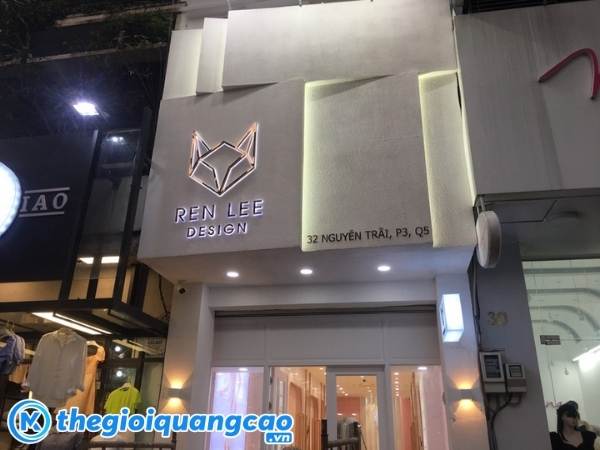 Bảng hiệu c&ocirc;ng ty nội thất chữ nổi s&aacute;ng ch&acirc;n