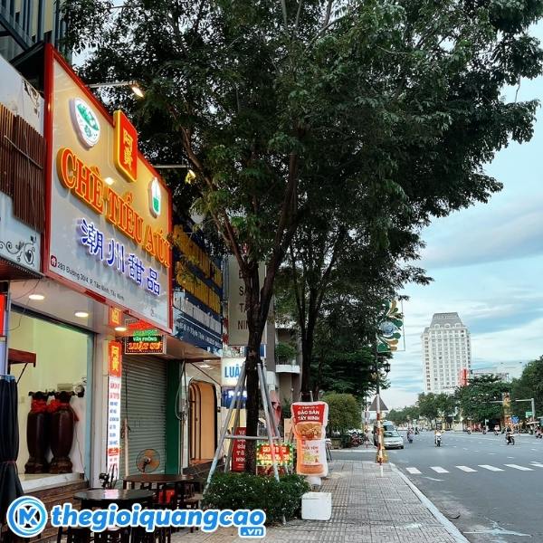 Mẫu bảng hiệu qu&aacute;n ch&egrave; người hoa