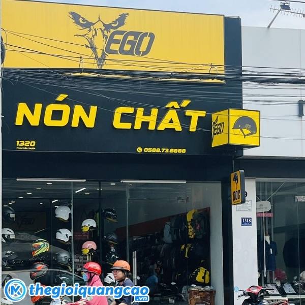 Mẫu bảng hiệu cửa h&agrave;ng b&aacute;n mũ bảo hiểm