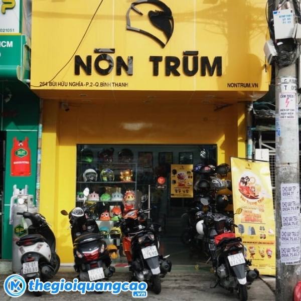 Bảng hiệu shop n&oacute;n bảo hiểm mặt dụng Alu chữ nổi Mica
