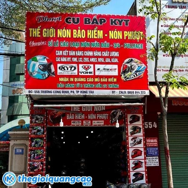 Bảng hiệu cửa h&agrave;ng b&aacute;n n&oacute;n bảo hiểm, n&oacute;n phượt chất liệu bạt hiflex