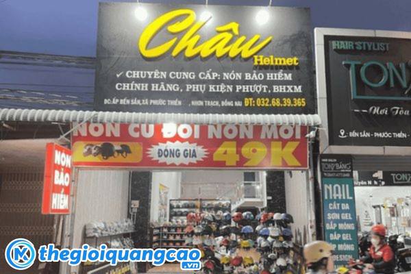 Biển vẫy cửa h&agrave;ng n&oacute;n bảo hi&ecirc;m vu&ocirc;ng g&oacute;c với mặt tường