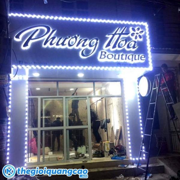 Bảng hiệu shop quần &aacute;o gắn LED