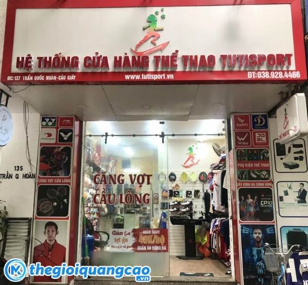Mẫu bảng hiệu hệ thống cửa h&agrave;ng thể thao TutisSport