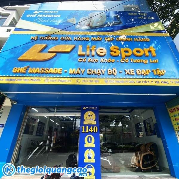 Mẫu bảng hiệu cửa h&agrave;ng thể thao chuy&ecirc;n m&aacute;y tập ch&iacute;nh h&atilde;ng