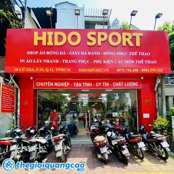 Bảng hiệu cửa h&agrave;ng thể thao mặt dụng Alu chữ nổi Mica