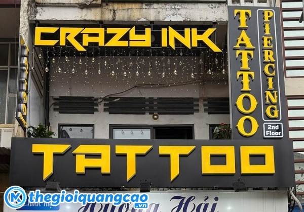 Mẫu bảng hiệu xăm nghệ thuật mặt dựng alu