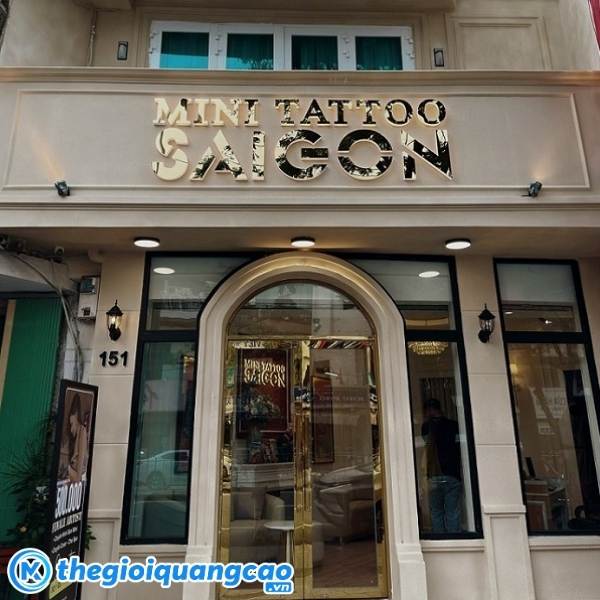 Bảng hiệu xăm tattoo chữ inox nổi v&agrave;ng gương
