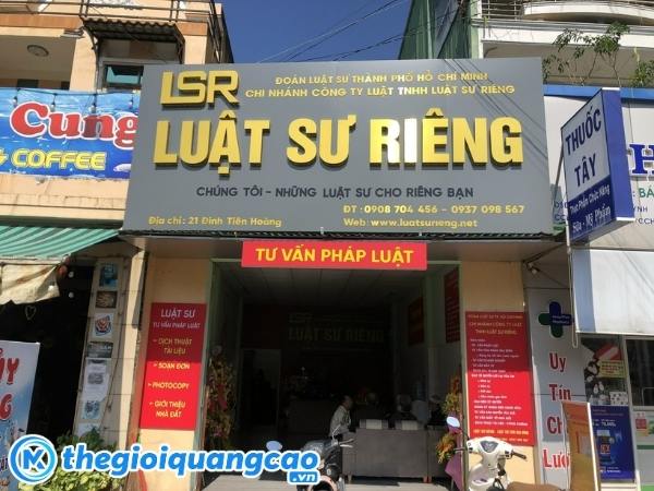 Làm bảng hiệu Alu gắn chữ nổi inox vàng gương
