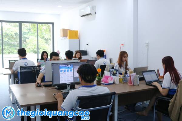 Đội ngũ nh&acirc;n vi&ecirc;n tư vấn v&agrave; thiết kế chuy&ecirc;n nghiệp tại Thế Giới Quảng C&aacute;o