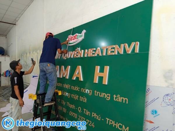 Đội ngũ nh&acirc;n vi&ecirc;n thi c&ocirc;ng tại xưởng đang thi c&ocirc;ng bảng hiệu