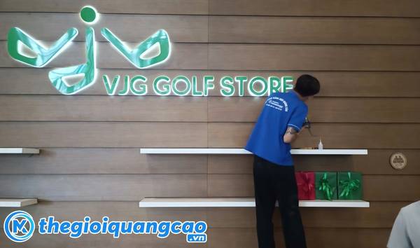 Thi c&ocirc;ng chữ nổi mica s&aacute;ng ch&acirc;n cho văn ph&ograve;ng c&ocirc;ng ty