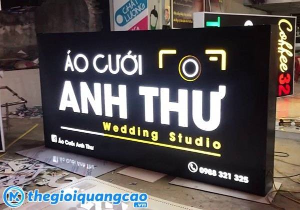 Thi c&ocirc;ng bảng hiệu hộp đ&egrave;n tại TPHCM