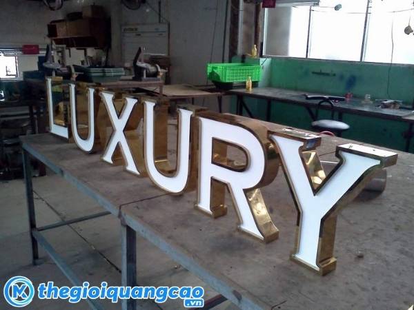 Thi c&ocirc;ng chữ nổi cho bảng hiệu quảng c&aacute;o
