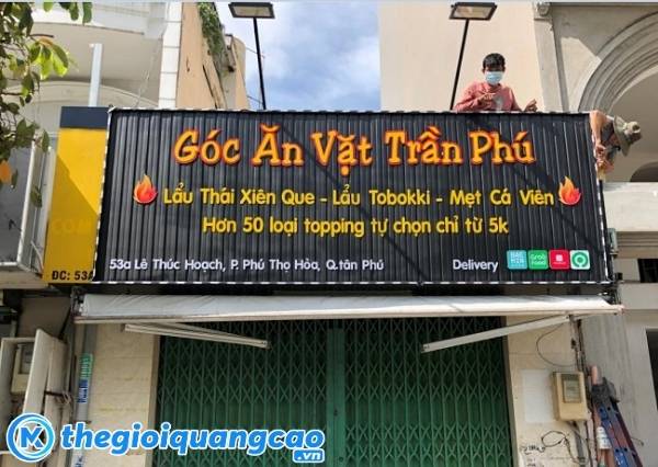Thi c&ocirc;ng bảng hiệu quảng c&aacute;o gi&aacute; rẻ chất liệu t&ocirc;n dập nổi