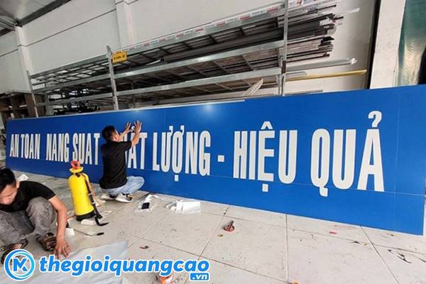 Thi c&ocirc;ng bảng hiệu d&aacute;n decal