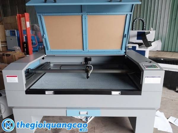 Trang thiết bị m&aacute;y m&oacute;c hiện đại chỗ trợ qu&aacute; tr&igrave;nh sản xuất v&agrave; thi c&ocirc;ng bảng hiệu
