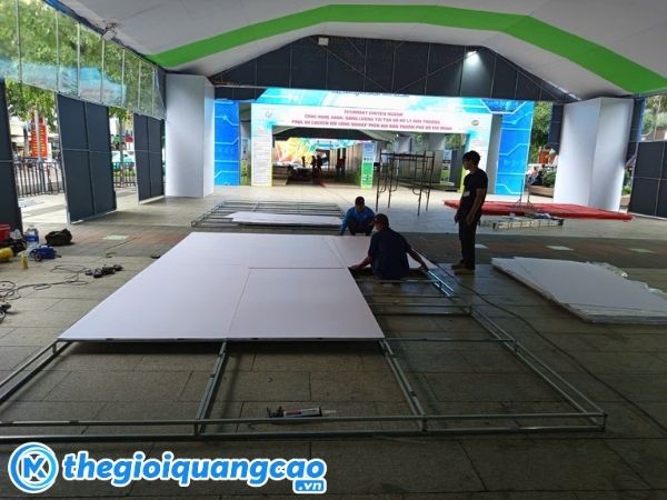 Nh&acirc;n vi&ecirc;n thực hiện lắp r&aacute;p, thi c&ocirc;ng backdrop cho kh&aacute;ch h&agrave;ng&nbsp;