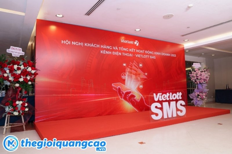 Mẫu backdrop hội nghị kh&aacute;c h&agrave;ng v&agrave; tổng kết Vietlott SMS