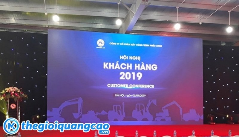 Mẫu backdrop hội nghị kh&aacute;ch h&agrave;ng C&ocirc;ng ty CP m&aacute;y c&ocirc;ng tr&igrave;nh Ph&uacute;c long