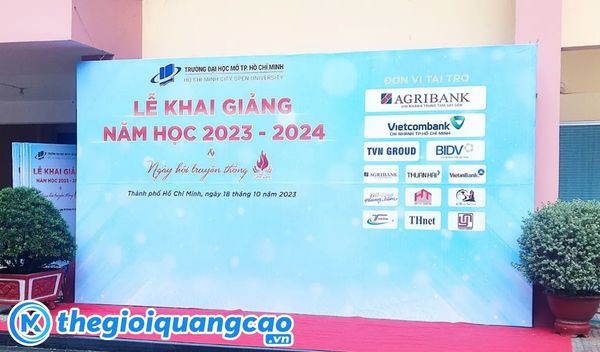 Mẫu backdrop khai giảng Trường Đại Học Mở TPHCM
