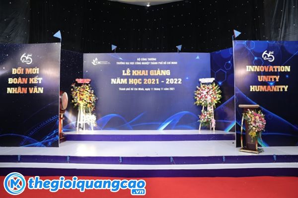 Mẫu backdrop khai giảng trường đại học IUH