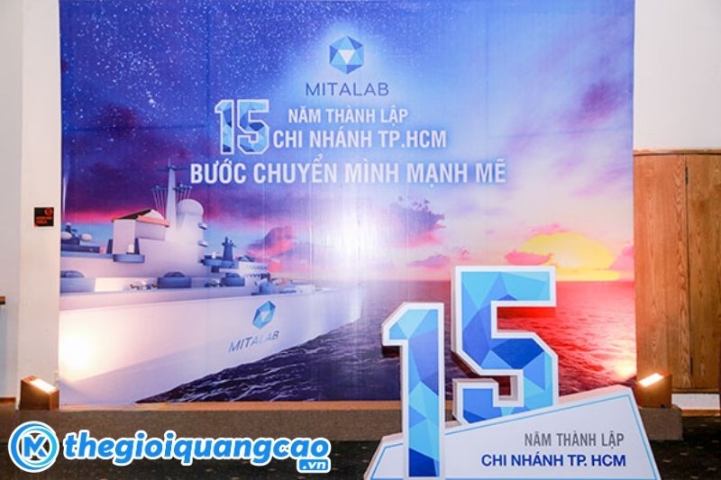 Mẫu backdrop kỷ niệm th&agrave;nh lập c&ocirc;ng ty in bạt hifex kết hợp chữ mica