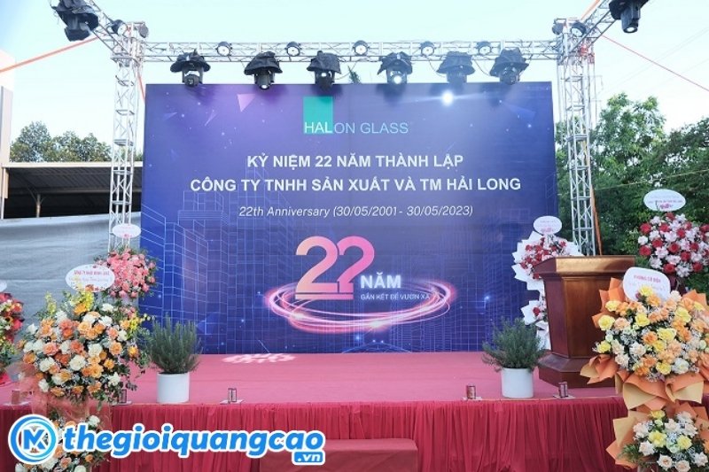 Mẫu backdrop kỷ niệm th&agrave;nh lập c&ocirc;ng ty khu vực s&acirc;n khấu ch&iacute;nh