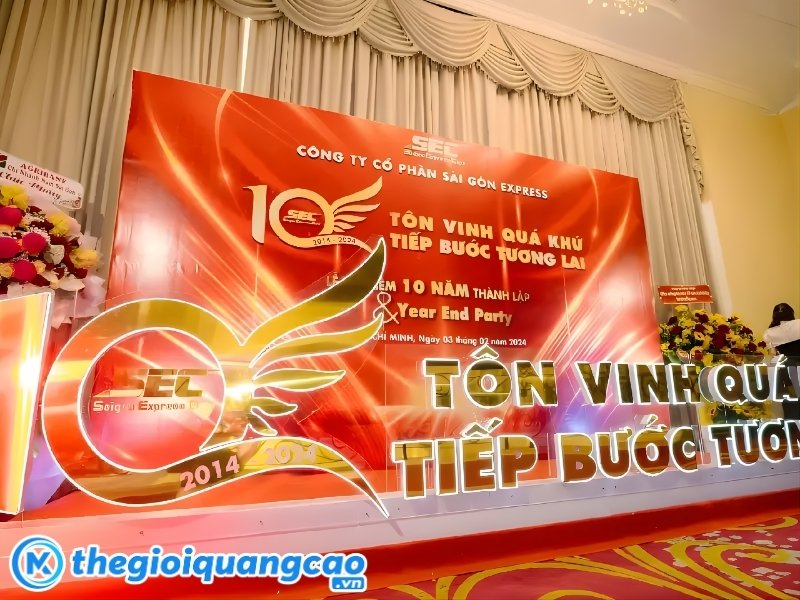 Mẫu backdrop kỷ niệm th&agrave;nh lập c&ocirc;ng ty S&agrave;i G&ograve;n Express