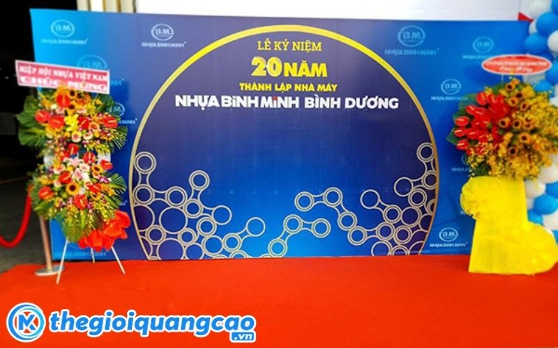 Mẫu backdrop kỷ niệm 20 năm th&agrave;nh lập c&ocirc;ng ty nhựa b&igrave;nh minh b&igrave;nh dương