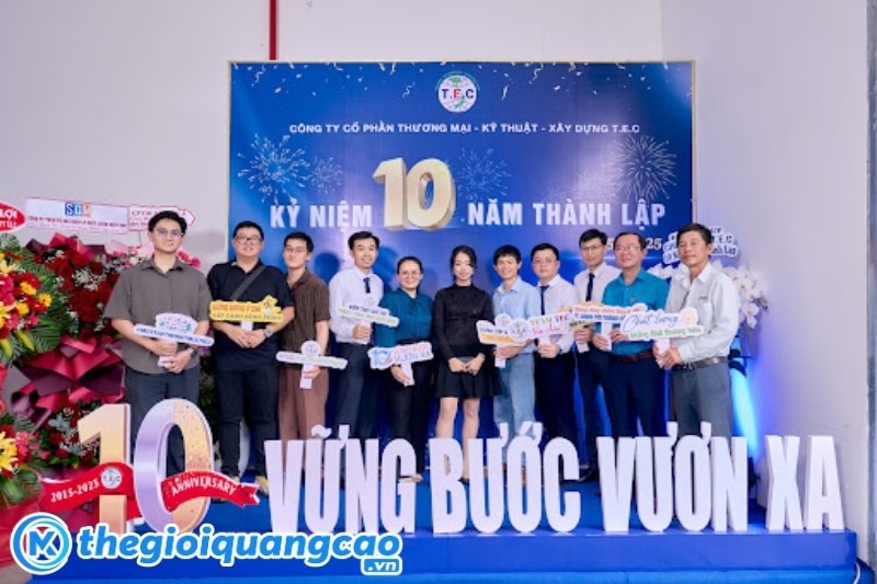 Mẫu backdrop kỷ niệm 10 năm th&agrave;nh lập c&ocirc;ng ty TEC