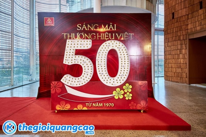 Mẫu backdrop kỷ niệm 50 năm th&agrave;nh lập c&ocirc;ng ty