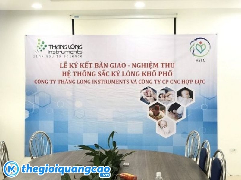 Backdrop lễ k&yacute; kết b&agrave;n giao chất liệu bạt hiflex