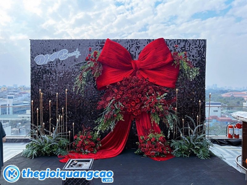 Ph&ocirc;ng nền lễ ra mắt kết hợp vải lụa v&agrave; hoa tươi