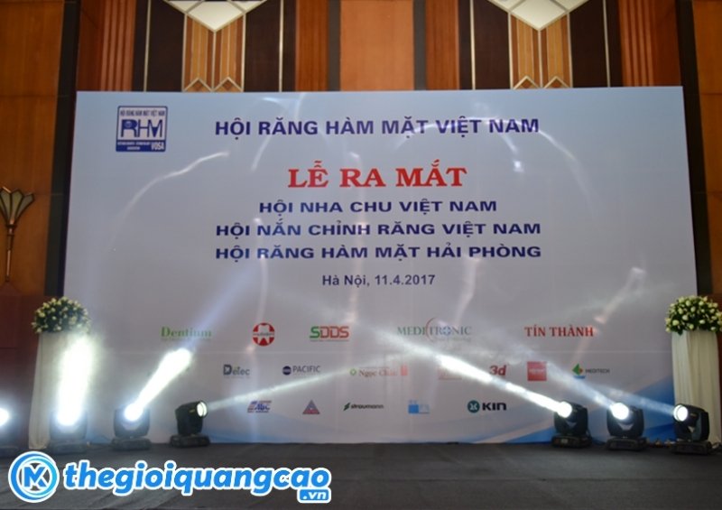 Thi c&ocirc;ng backdrop lễ ra mắt uy t&iacute;n tại TPHCM