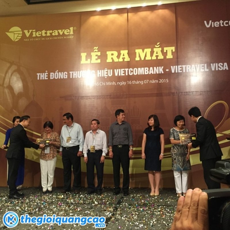 Mẫu backdrop lễ ra mắt thẻ đồng thương hiệu Vietcombank