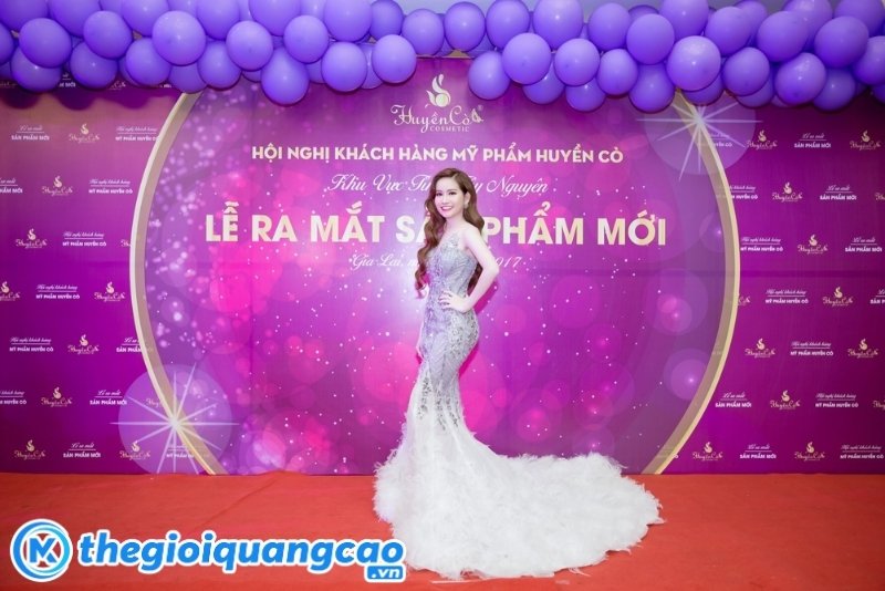 Mẫu ph&ocirc;ng nền lễ ra mắt sản phẩm mỹ phẩm mới