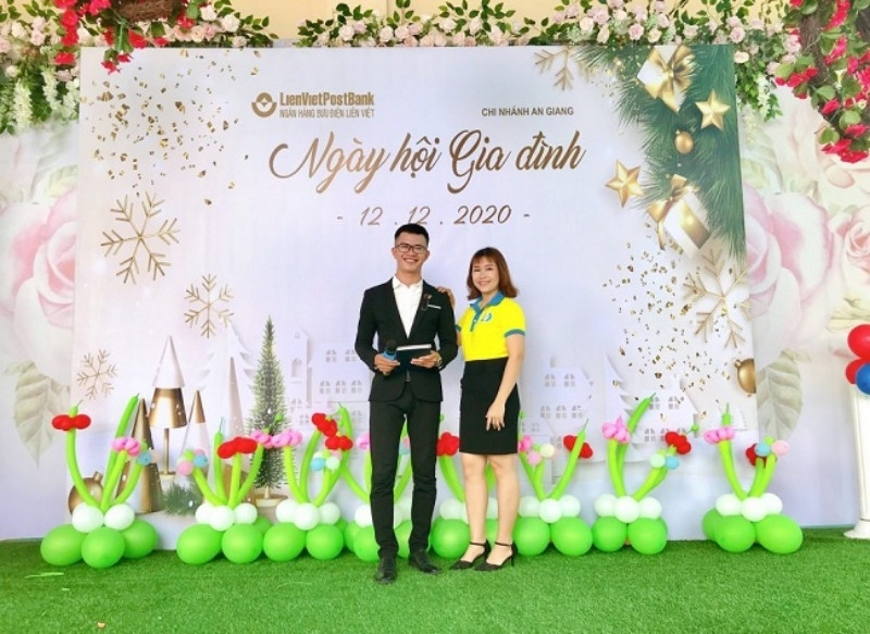 Mẫu background ng&agrave;y hội gia đ&igrave;nh kết hợp trang tr&iacute; b&oacute;ng bay