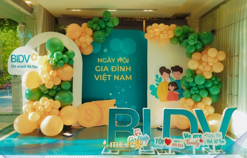 Backdrop ng&agrave;y hội gia đ&igrave;nh việt nam in PP bồi Formex