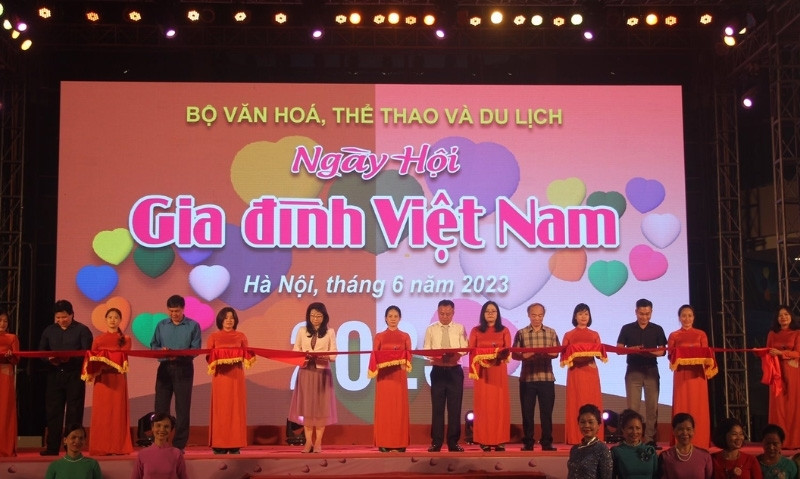 Mẫu background ng&agrave;y hội gia đ&igrave;nh việt nam amfn h&igrave;nh Led