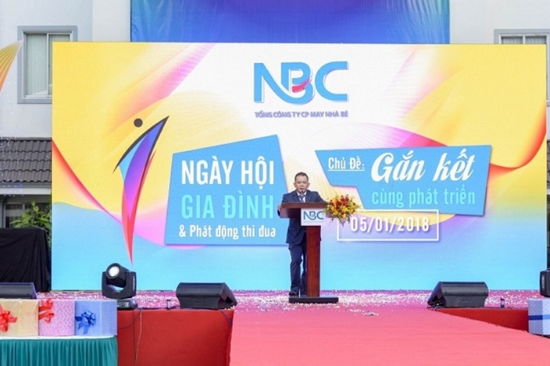 Mẫu backdrop ng&agrave;y hội gia đ&igrave;nh c&ocirc;ng ty
