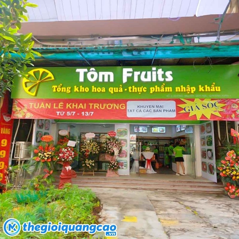  Mẫu bảng hiệu b&aacute;n tr&aacute;i c&acirc;y nền alu m&agrave;u xanh l&aacute; c&acirc;y kết hợp chữ nổi mica 