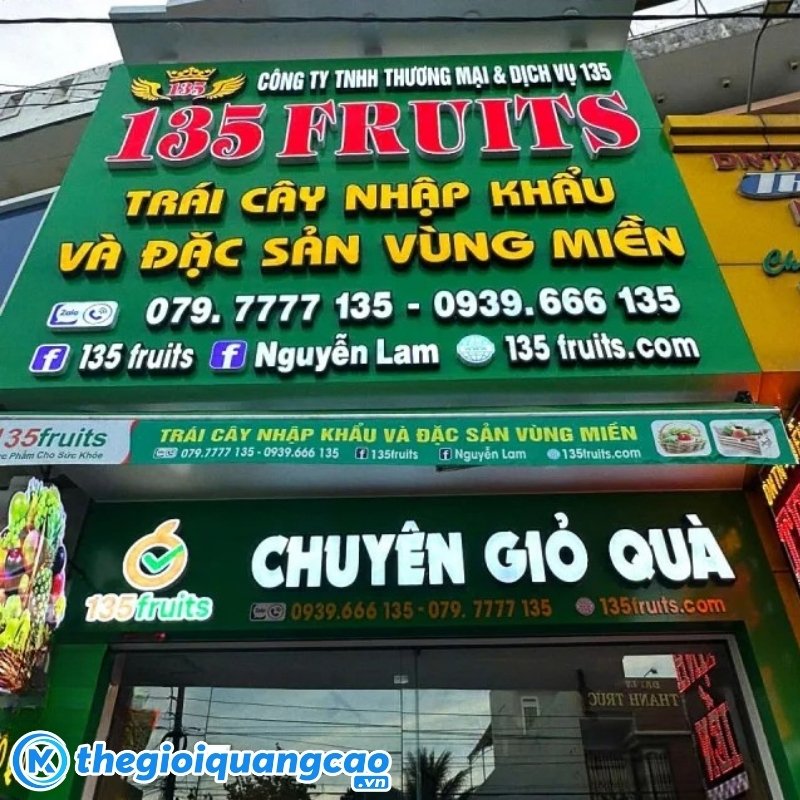 Bảng hiệu cửa h&agrave;ng tr&aacute;i c&acirc;y mặt dựng Alu chữ nổi Mica