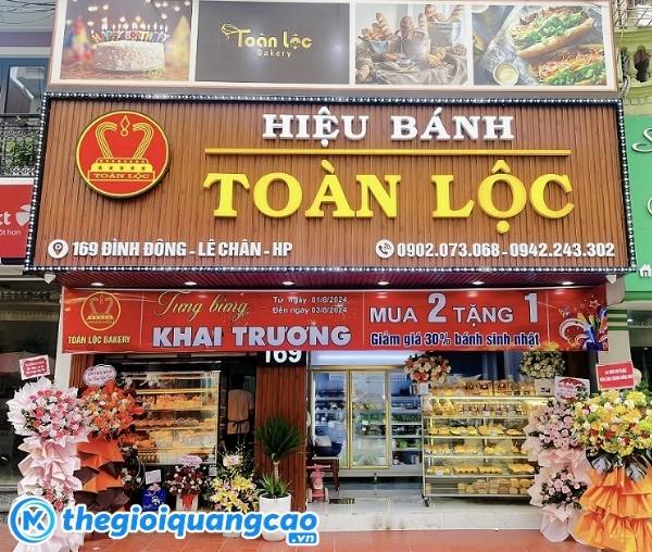 Mẫu bảng hiệu quảng c&aacute;o tiệm b&aacute;nh kem To&agrave;n Lộc