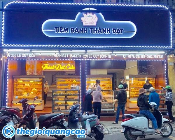 Mẫu bảng hiệm tiệm b&aacute;nh kem Th&agrave;nh Đạt