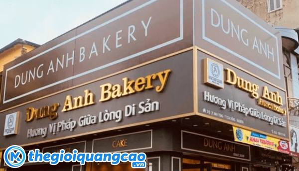 Mẫu bảng hiệu b&aacute;nh kem Dung Anh chữ nổi Inox v&agrave;ng gương