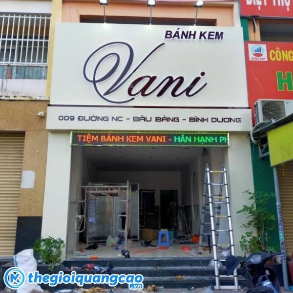 Bảng hiệu b&aacute;nh kem mặt dựng Alu